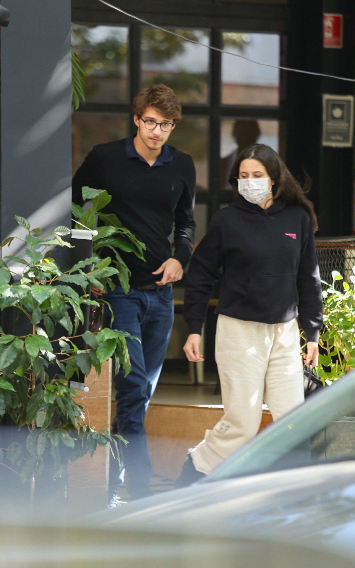 Sophia Raia troca beijos com o namorado, Felipe, em restaurante de SP