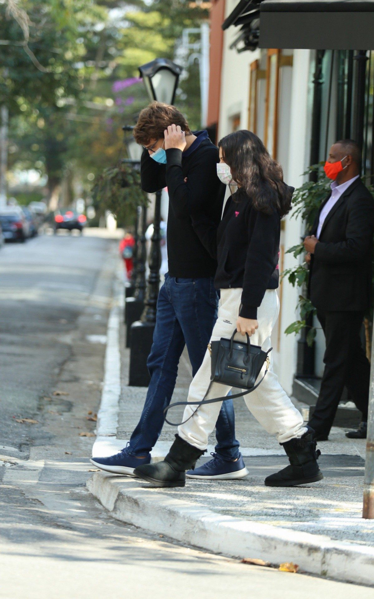 Sophia Raia troca beijos com o namorado, Felipe, em restaurante de SP