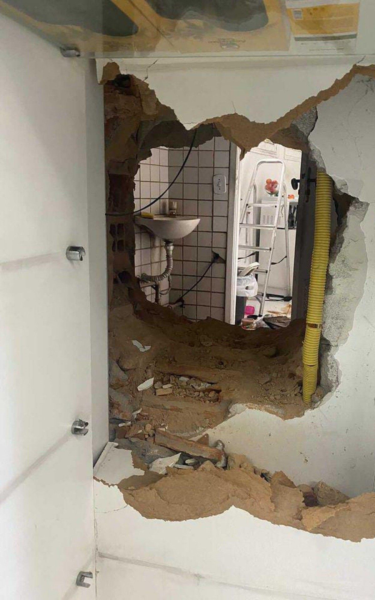 A Pol&iacute;cia Militar foi acionada ao local, e quando chegou pela manh&atilde;, por volta das 7h, a parede estava quebrada internamente. 