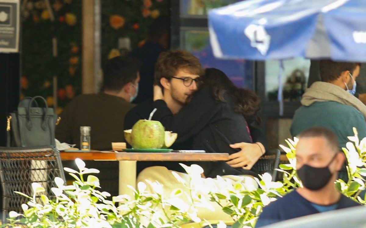 Sophia Raia troca beijos com o namorado, Felipe, em restaurante de SP