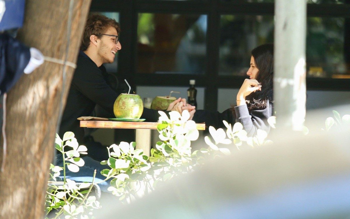 Sophia Raia troca beijos com o namorado, Felipe, em restaurante de SP