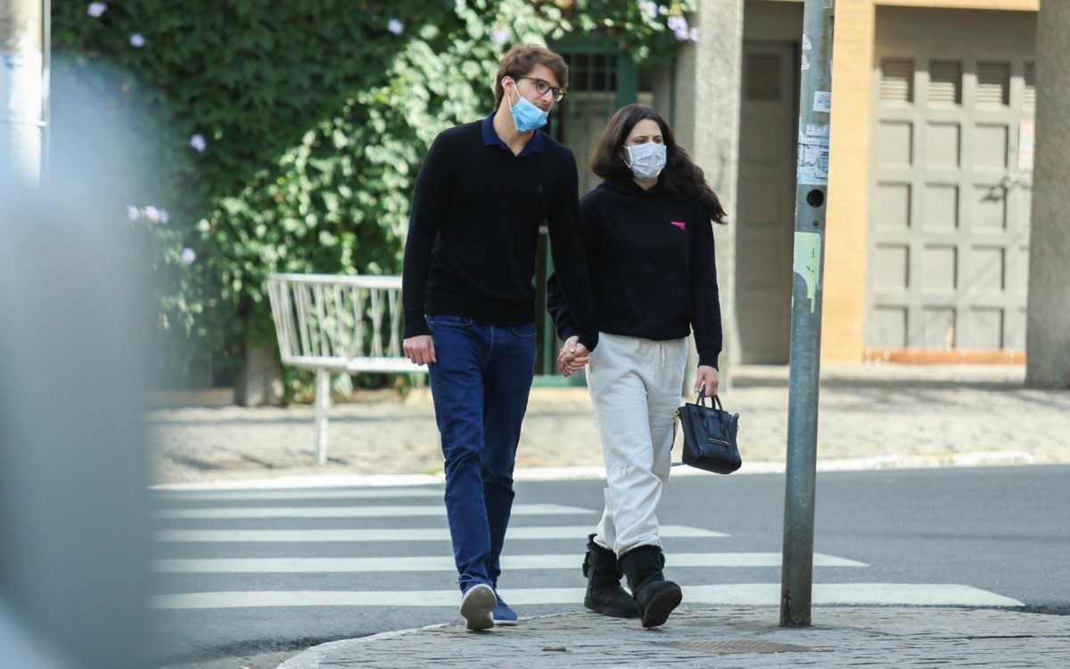 Sophia Raia troca beijos com o namorado, Felipe, em restaurante de SP