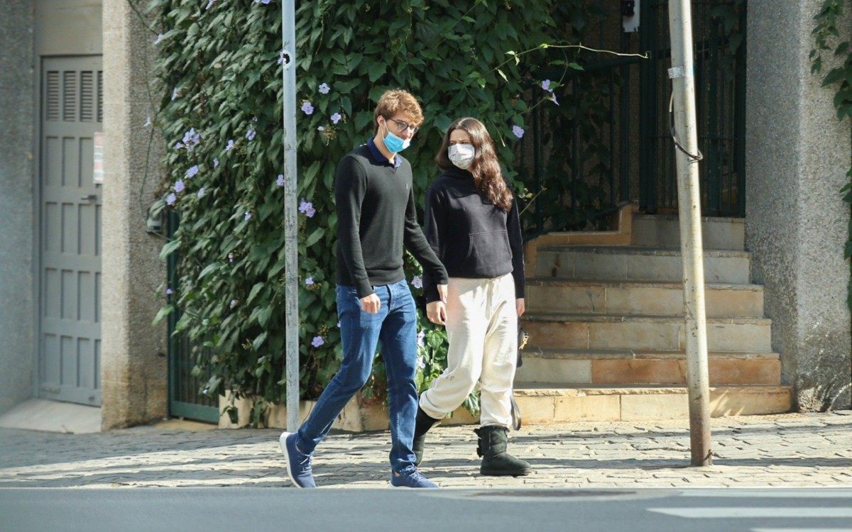 Sophia Raia troca beijos com o namorado, Felipe, em restaurante de SP