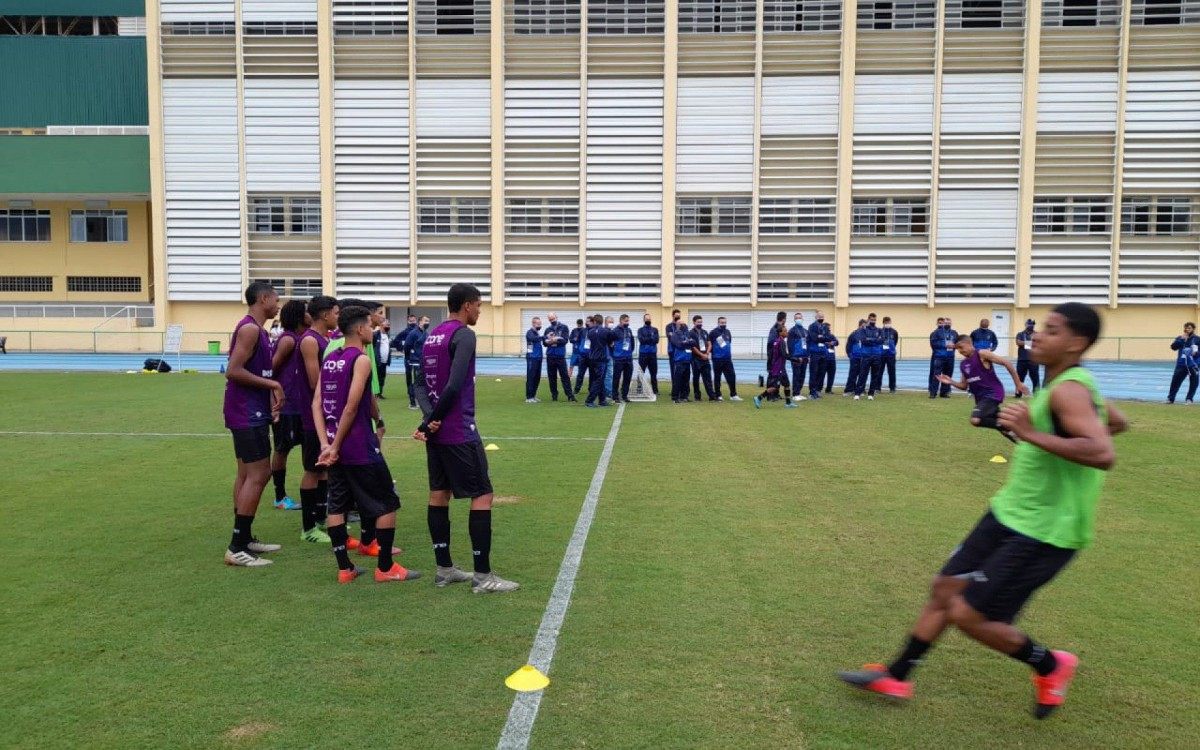 Os jogadores do Sub-20 em treinamento no Centro de Capacita&ccedil;&atilde;o F&iacute;sica do Ex&eacute;rcito, na Urca