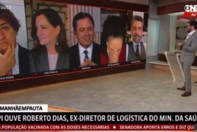 Vídeo! Jornalista se distrai e apresentador chama atenção: 'Tá no ar, meu amor'