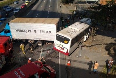 Acidente entre ônibus e caminhão deixa três feridos na Dutra