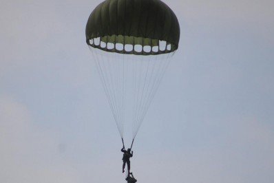 Capitão do Exército cai de paraquedas em um telhado na cidade de