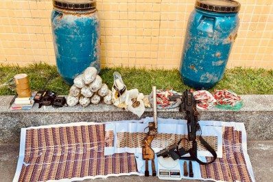 Polícia Militar cumpre 37 mandados judiciais e prende traficante com armas e drogas em Magé