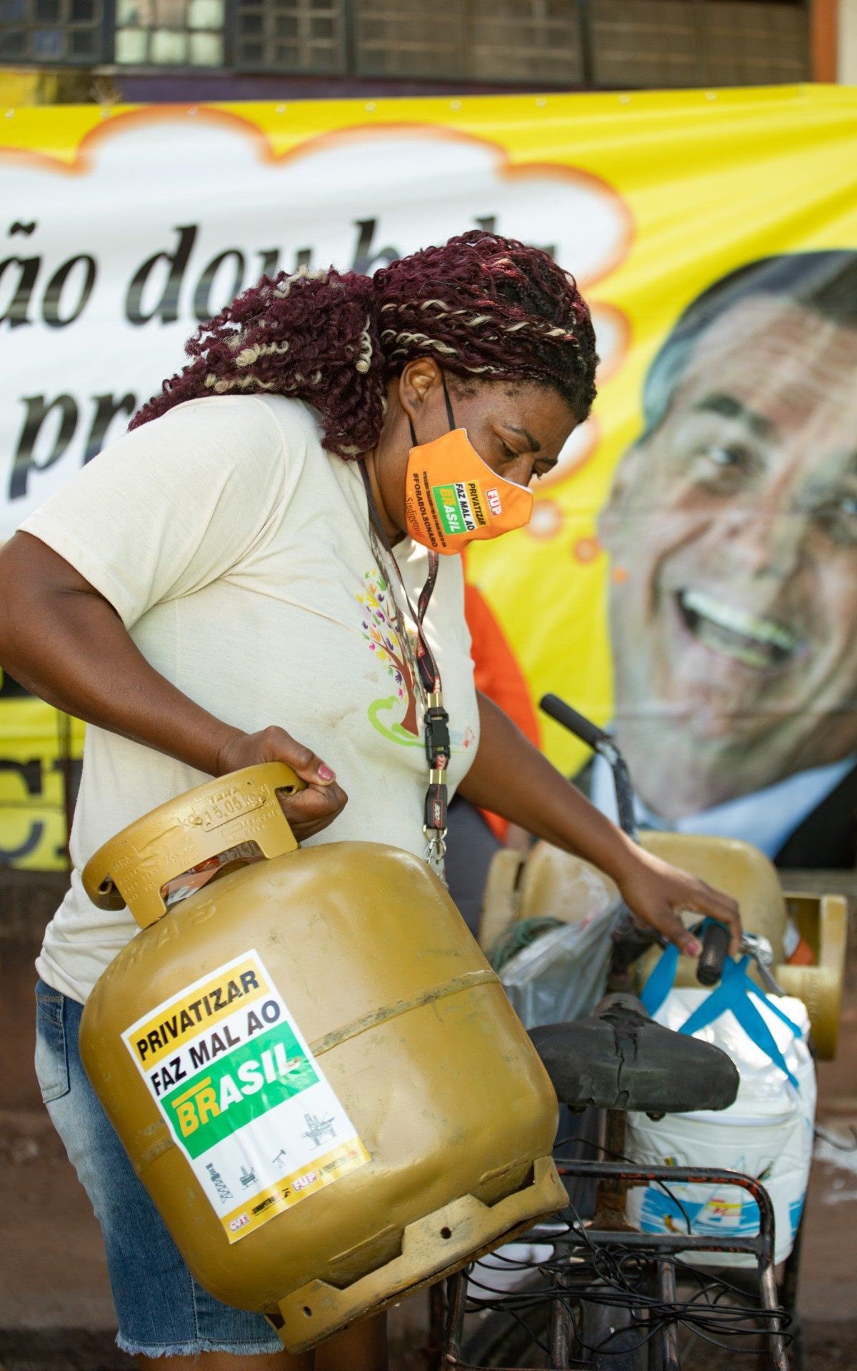 Venda de gas a pre&ccedil;o justo  pela FUP no Conjunto DomJaime, em Realengo. foto de Daniela Dacorso