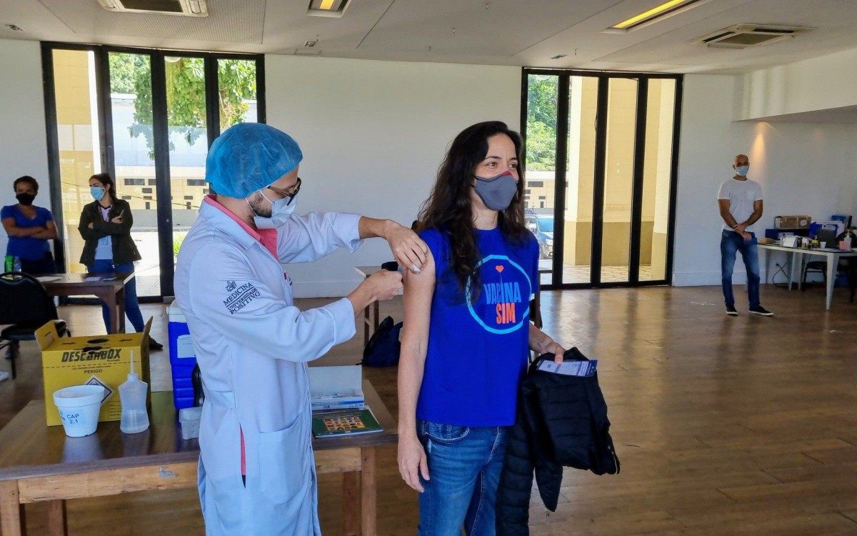 Leilane Neubarth registra vacina&Atilde;&sect;&Atilde;&pound;o da namorada, Gaia Maria