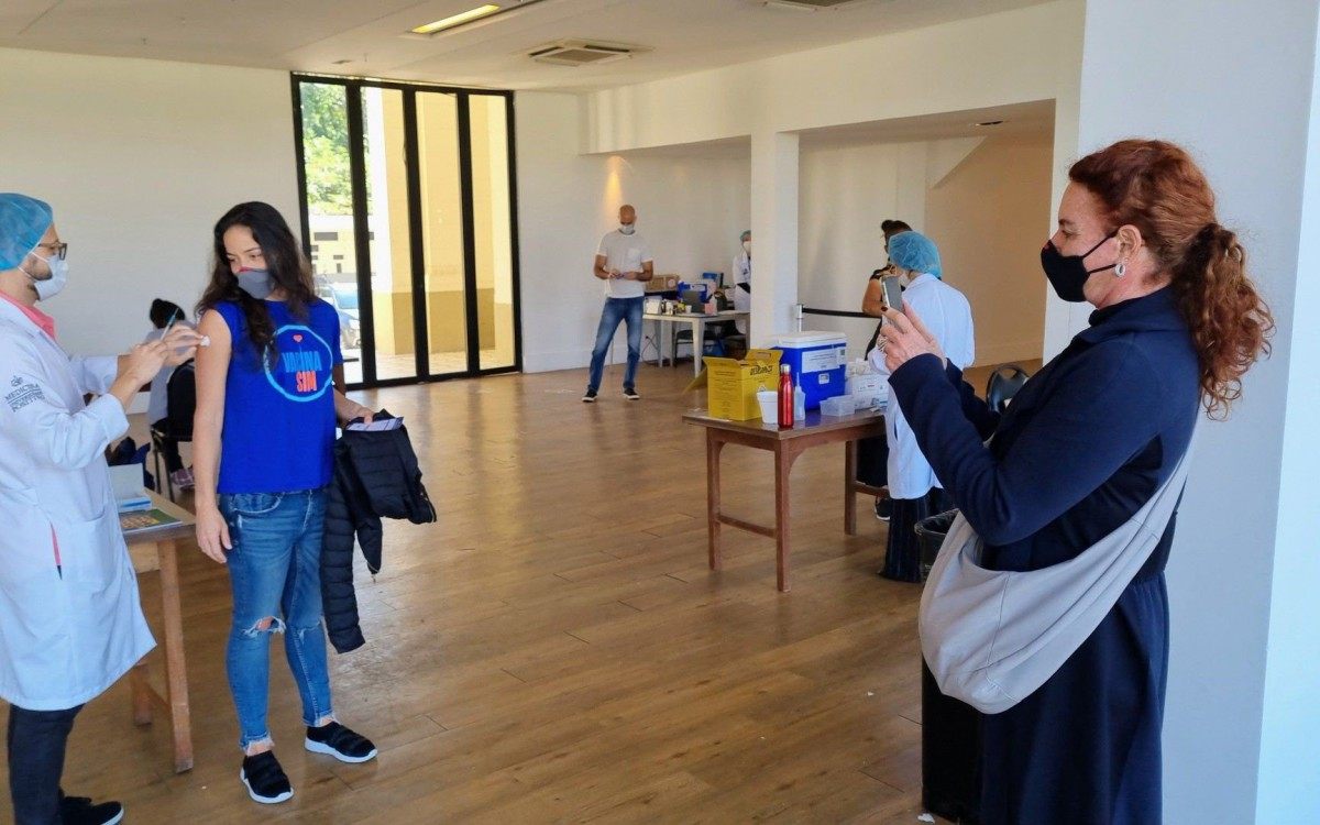 Leilane Neubarth registra vacina&ccedil;&atilde;o da namorada, Gaia Maria