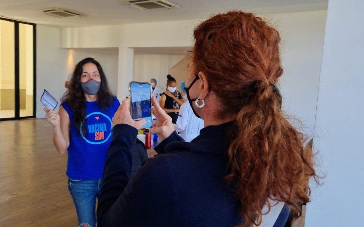 Leilane Neubarth registra vacina&ccedil;&atilde;o da namorada, Gaia Maria