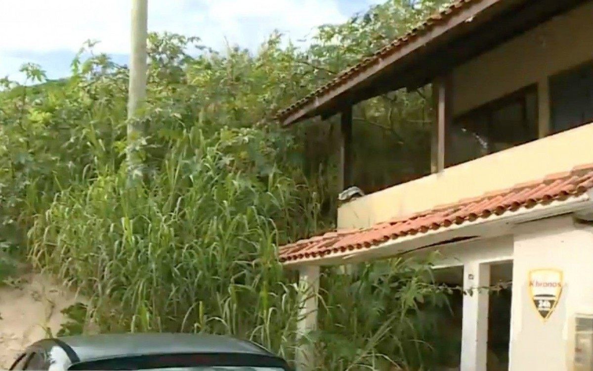 Casas foram cobertas e ruas bloqueadas pela areia