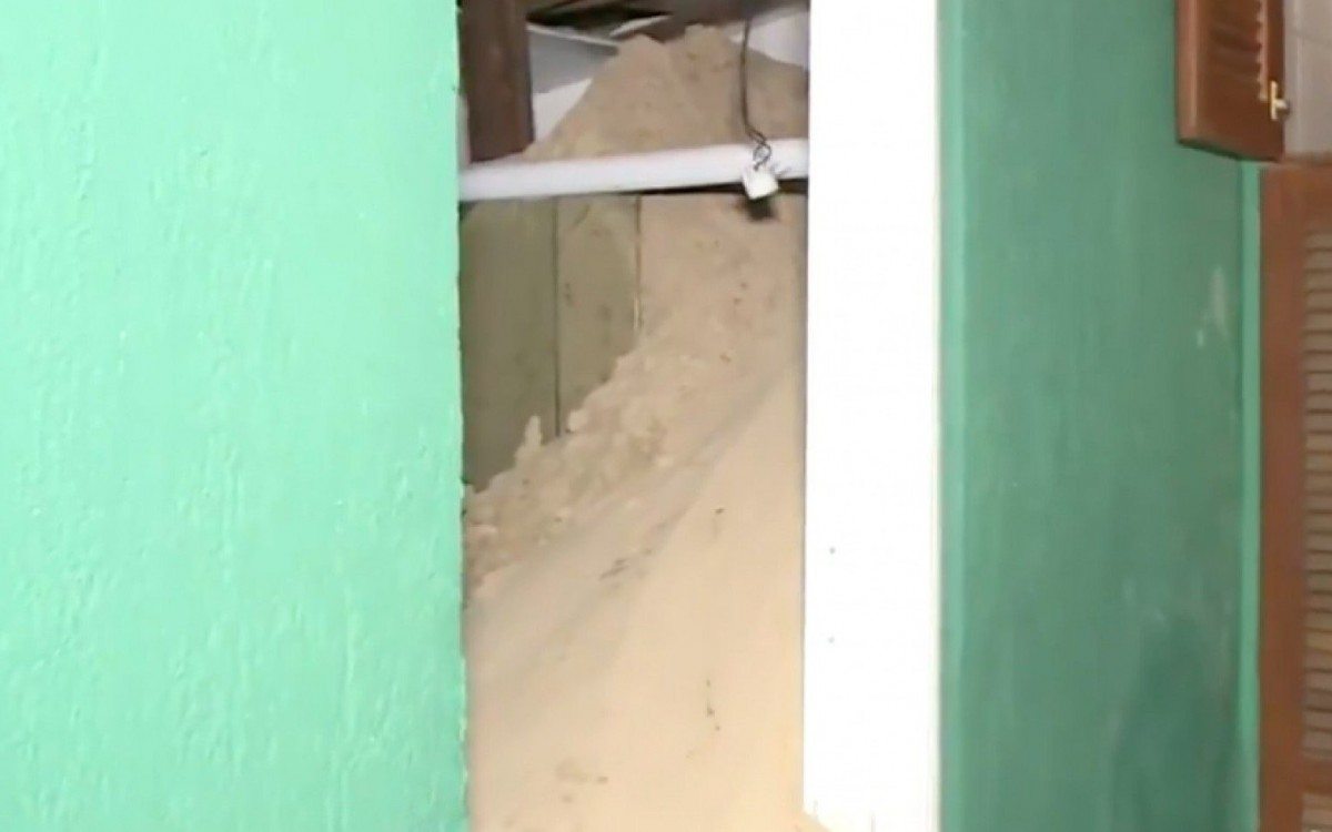 Casas foram cobertas e ruas bloqueadas pela areia