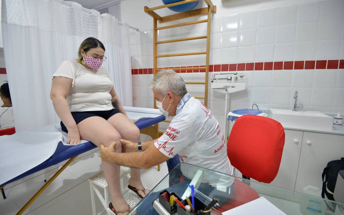 Rio de Janeiro - 06/07/2021 - Cidade/ Saúde/ Escolas de samba aumentam oferta de ações sociais para suas comunidades, na foto atendimento de pacientes na centro médico na quadra do Acadêmicos do Salgueiro na zona norte do Rio.. - Rio Foto : Fábio Costa/ Ag.O Dia