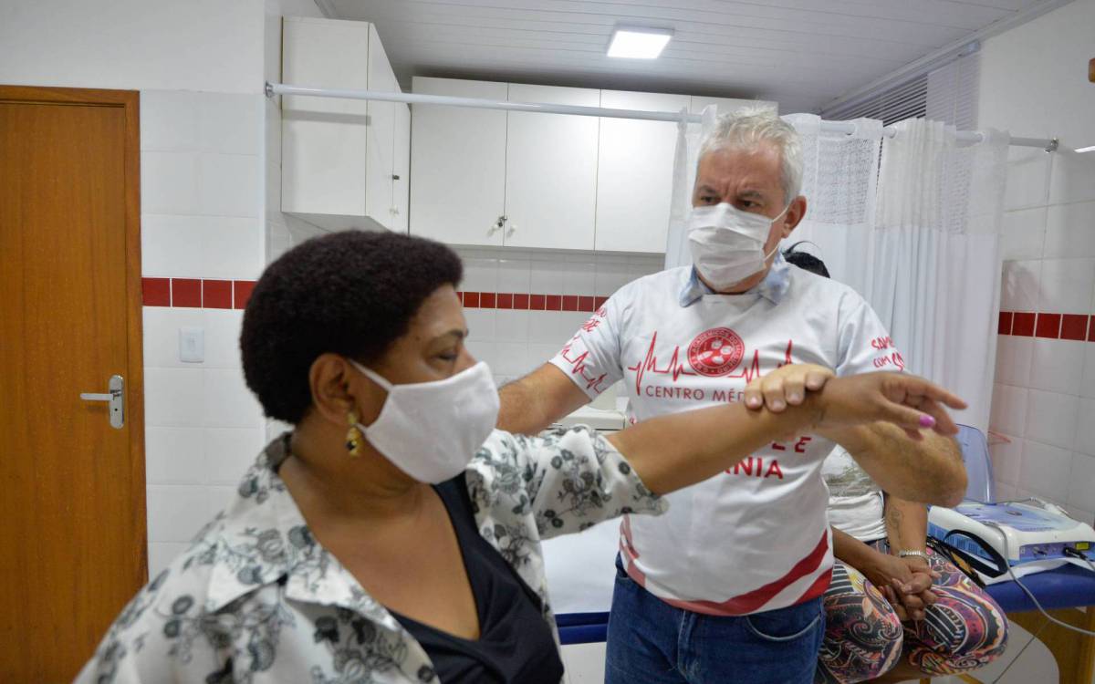 Rio de Janeiro - 06/07/2021 - Cidade/ Saúde/ Escolas de samba aumentam oferta de ações sociais para suas comunidades, na foto, a paciente Cladys Terezinha no atendimento do centro médico na quadra do Acadêmicos do Salgueiro na zona norte do Rio.. - Rio Foto : Fábio Costa/ Ag.O Dia