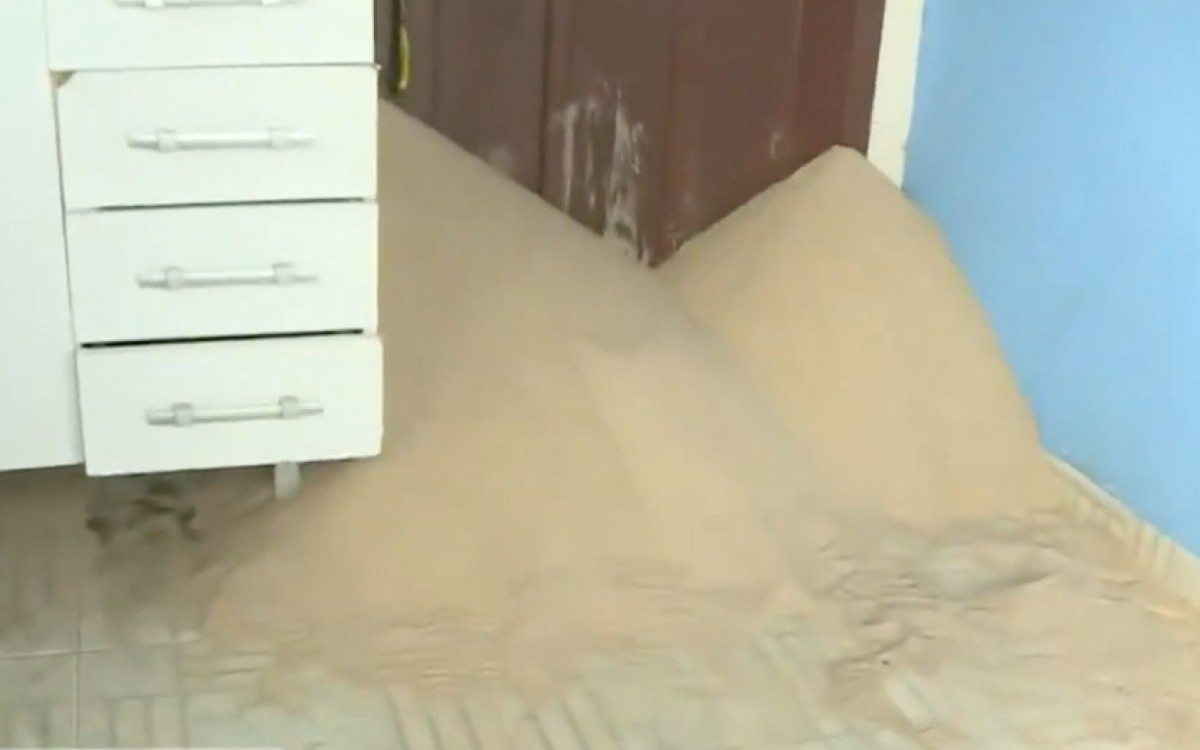 Casas foram cobertas e ruas bloqueadas pela areia