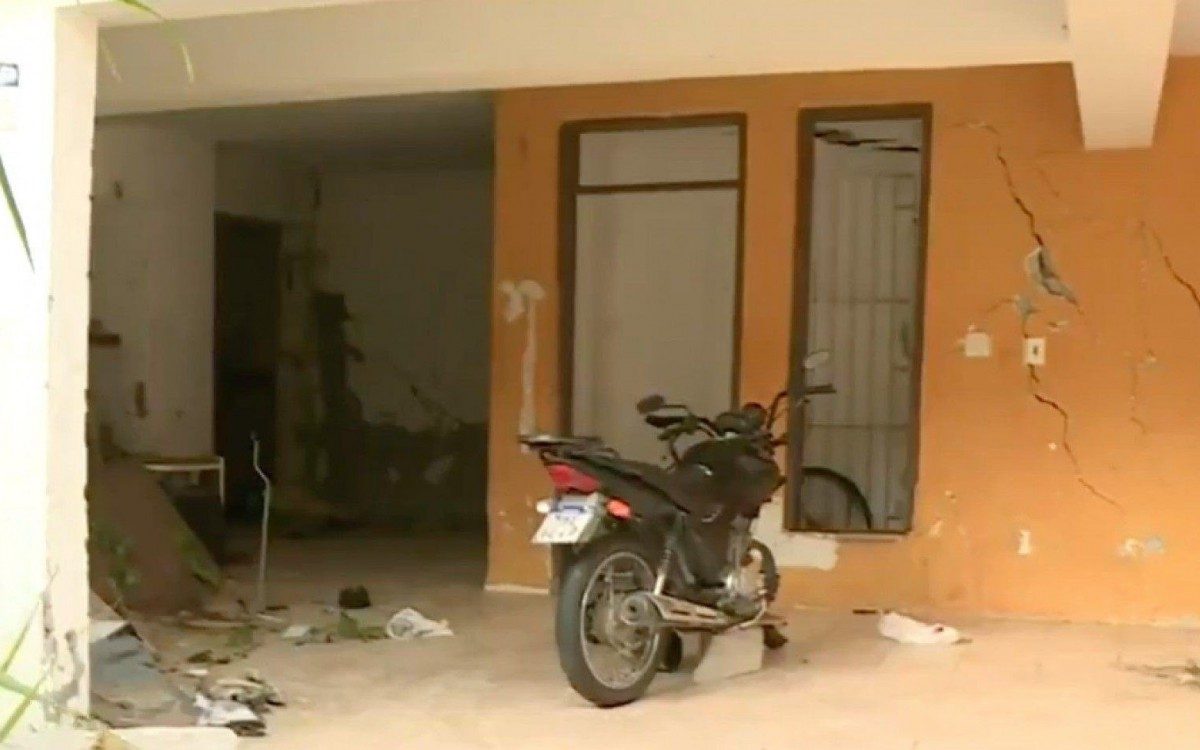 Casas foram cobertas e ruas bloqueadas pela areia