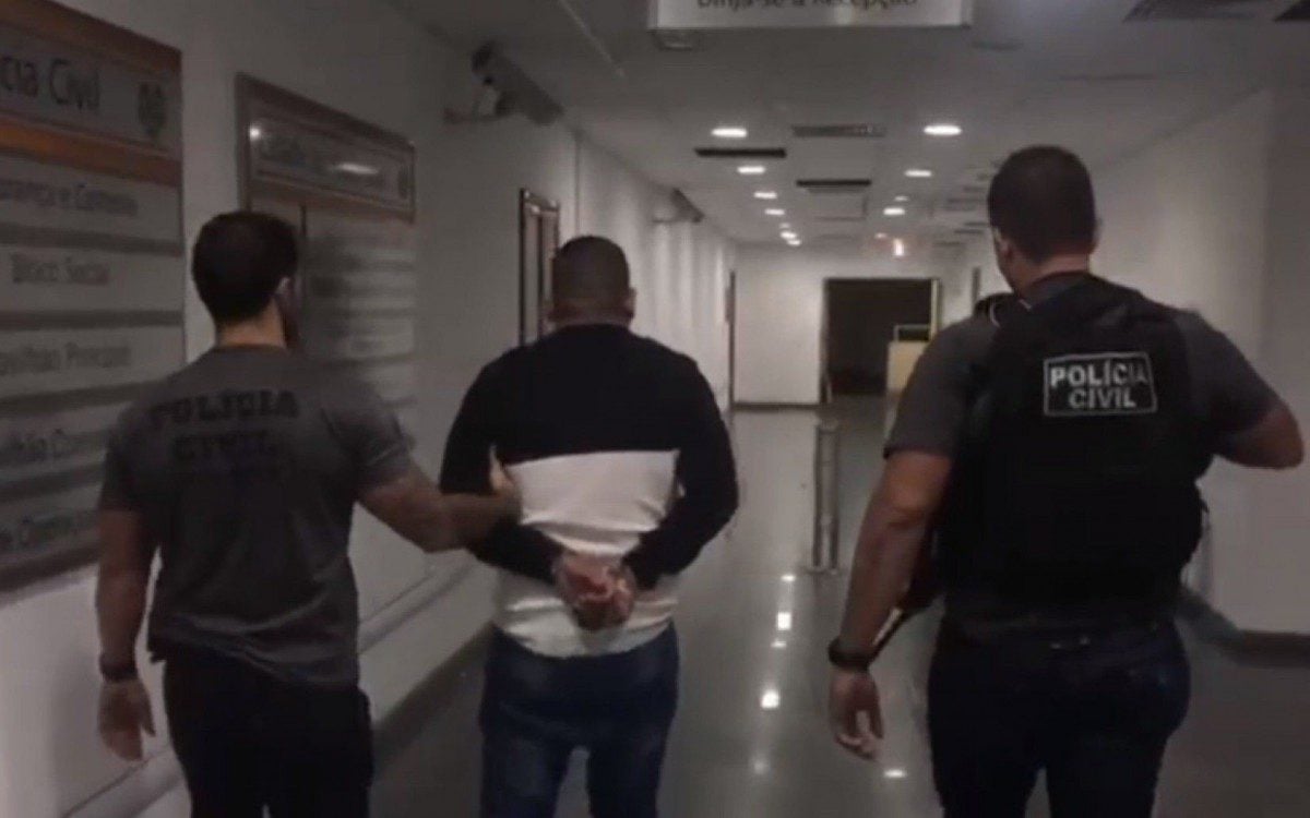 Policiais civis da Dcod e da 63ª DP prenderam o traficante José Augusto Coutinho Batista, o Gutinho - Reprodução