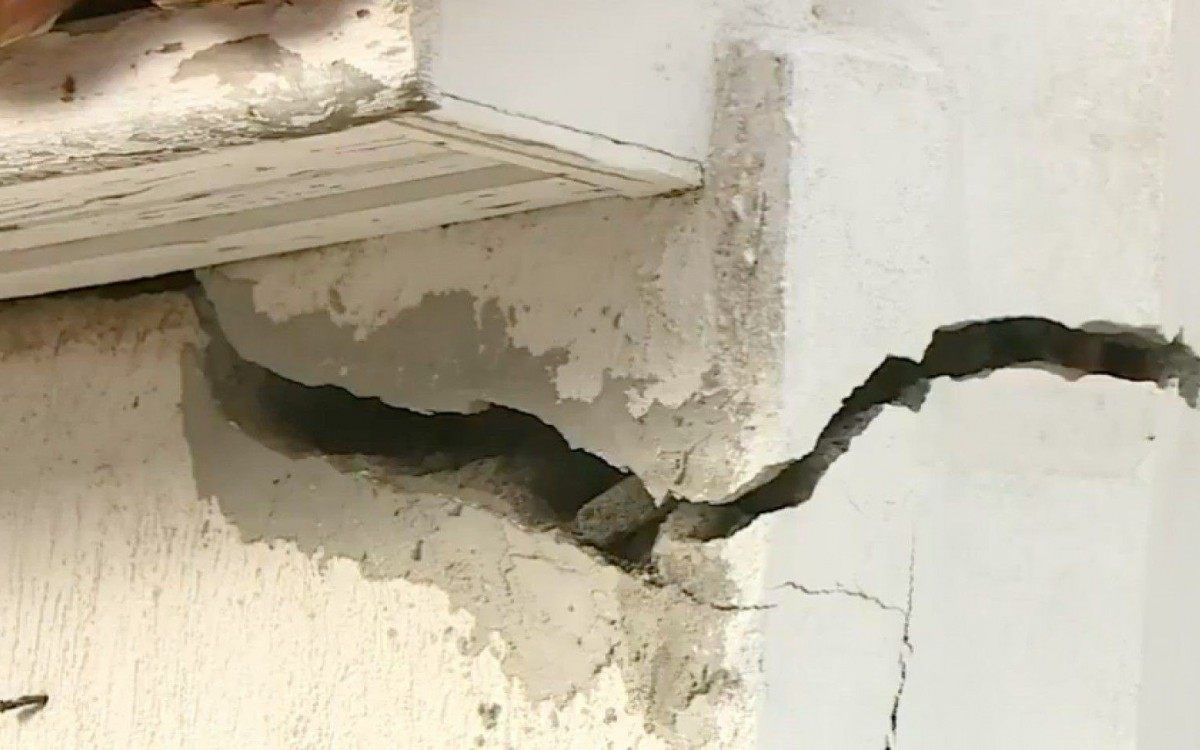 Casas foram cobertas e ruas bloqueadas pela areia