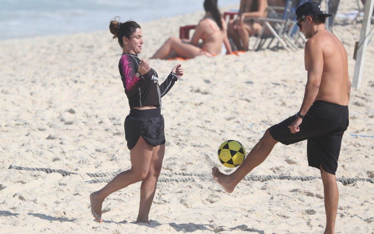 Giovanna Antonelli faz aula de futev&ocirc;lei na Praia da Barra da Tijuca, na Zona Oeste do Rio