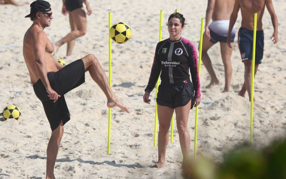 Giovanna Antonelli faz aula de futev&ocirc;lei na Praia da Barra da Tijuca, na Zona Oeste do Rio