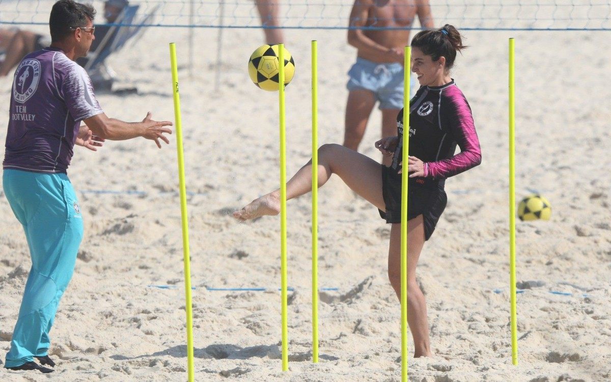 Giovanna Antonelli faz aula de futev&ocirc;lei na Praia da Barra da Tijuca, na Zona Oeste do Rio