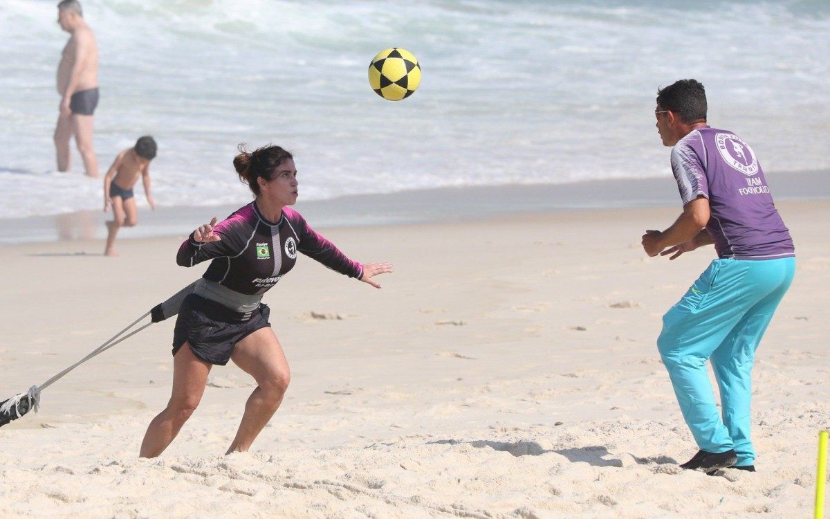 Giovanna Antonelli faz aula de futev&ocirc;lei na Praia da Barra da Tijuca, na Zona Oeste do Rio