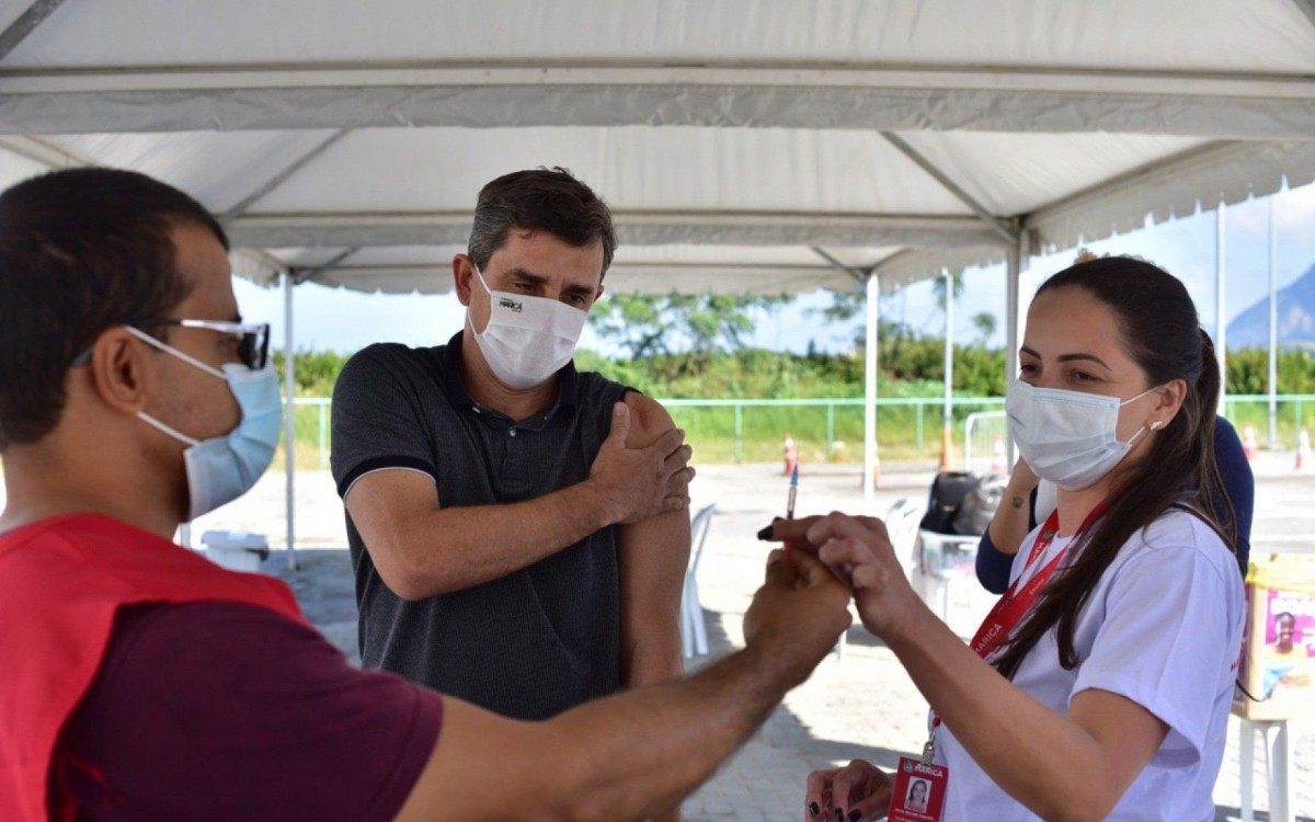 Prefeito de Maricá recebe a 1ª dose da vacina contra a Covid-19 - Foto: Evelen Gouvêa