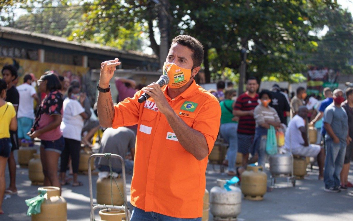Venda de gas a pre&ccedil;o justo  pela FUP no Conjunto DomJaime, em Realengo. Na foto, Deyvid Bacelar, coordenador geral da FUP