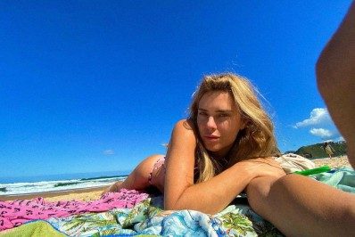 Carolina Dieckmann dorme na praia e brinca: 'Quem nunca?'