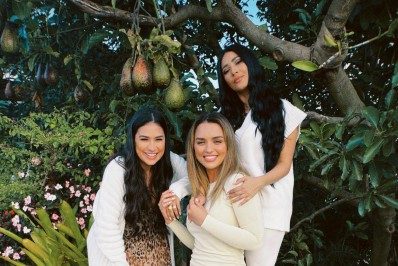 Rafa Kalimann passa tarde com Simone e Simaria em casa luxuosa