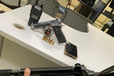 Bandido é morto após troca de tiros com a PM em Belford Roxo. Arma foi apreendida