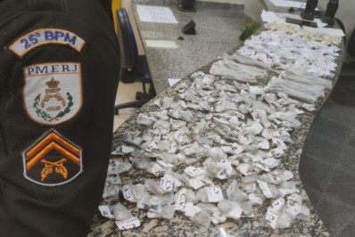 Quarteto é preso por tráfico de drogas em Araruama