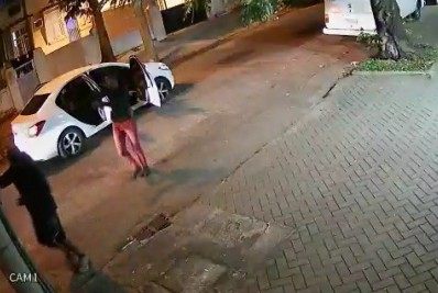 Vídeo: Homens armados fecham rua e assaltam motoristas no Andaraí
