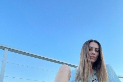 De biquíni, Cleo sensualiza na web: 'Gata de azul'