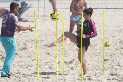 Giovanna Antonelli faz aula de futevôlei na praia