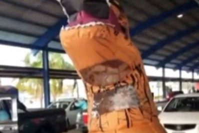 Vídeo: homem vai se vacinar contra a covid-19 fantasiado de dinossauro