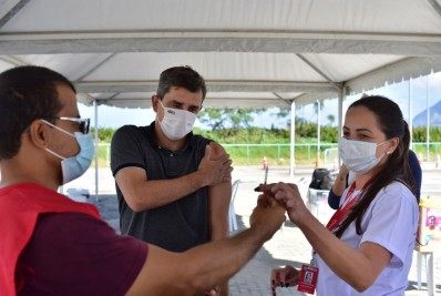 Prefeito de Maricá recebe a 1ª dose da vacina contra a Covid-19