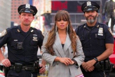 Nos EUA, Gabily é abordada por policiais ao fazer 'pocket show' na Times Square