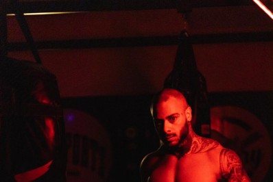 Léo Stronda lança clipe em homenagem aos marombeiros 