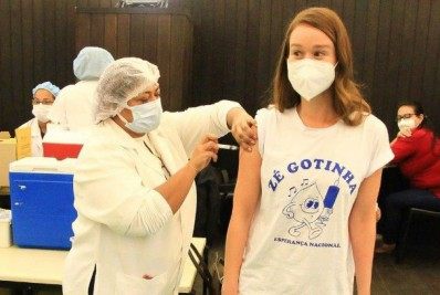 Mariana Ximenes se vacina contra covid-19 e dispara: 'Fora Bolsonaro'