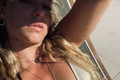 Paolla Oliveira exibe curvas e bronzeado em foto de biquíni