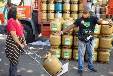 Campanha promove venda de botijões de gás pela metade do preço para moradores da Zona Oeste do Rio