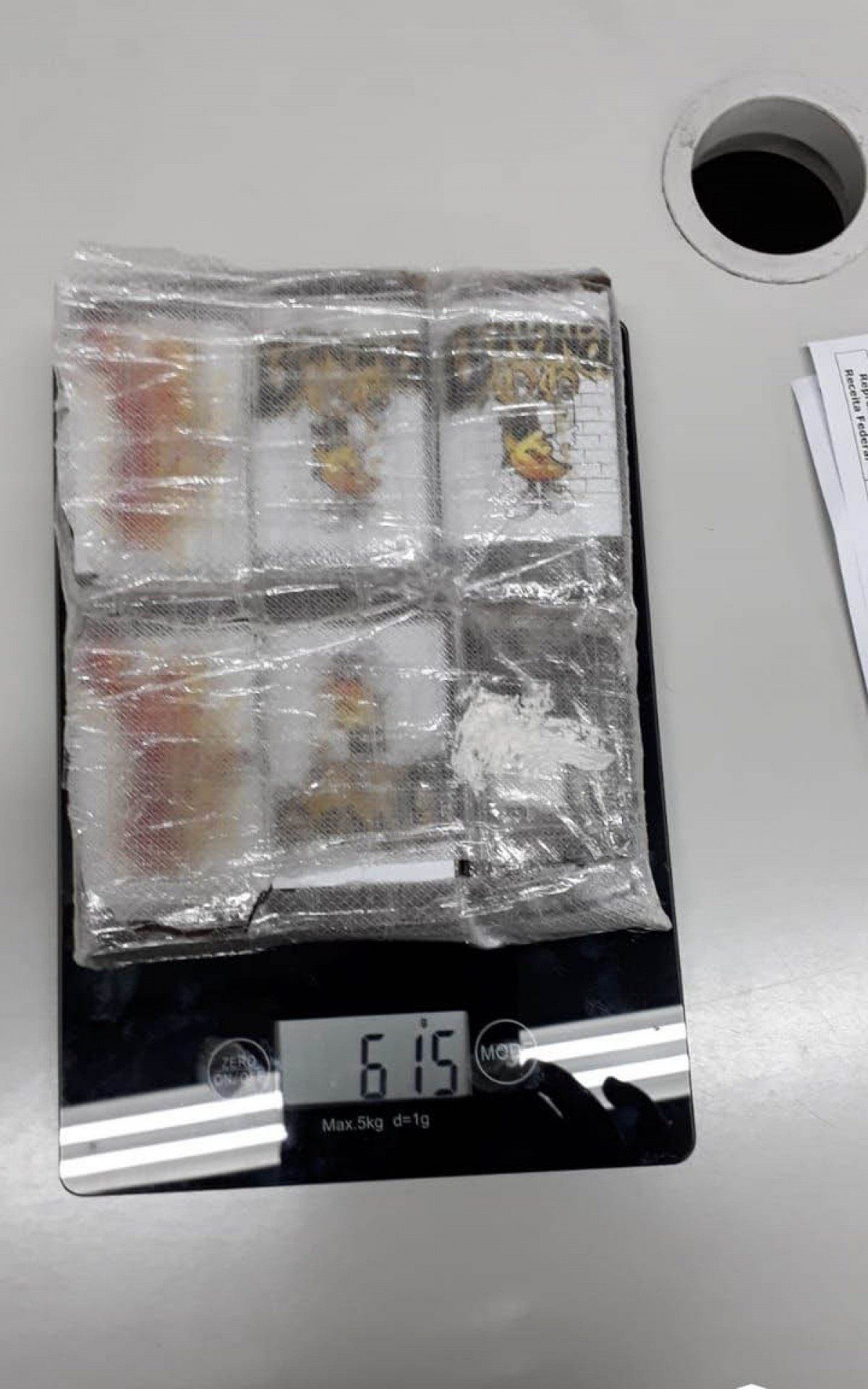 Alfândega da Receita Federal no Aeroporto do Galeão/RJ apreende 615g de haxixe em um fundo falso de uma caixa de madeira.