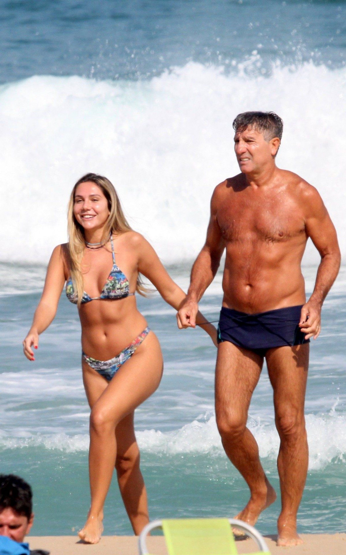 Carol Portaluppi e Renato Ga&uacute;cho curtem dia de praia juntos no Rio
