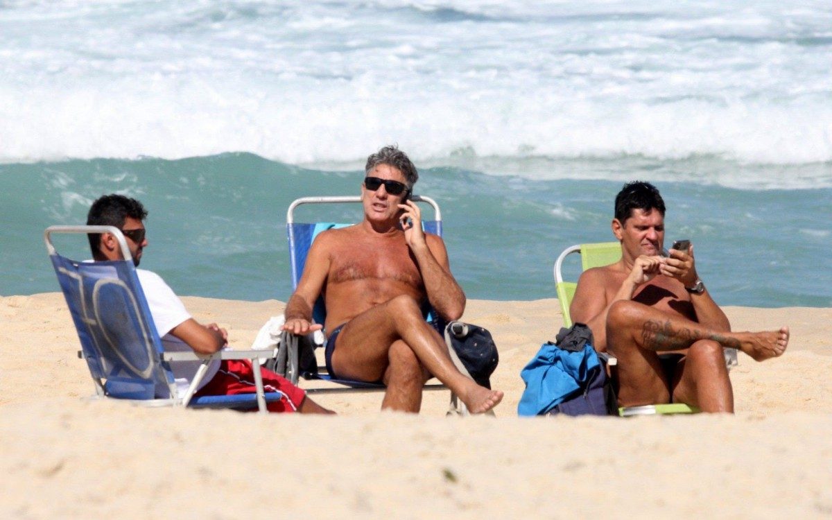 Carol Portaluppi e Renato Ga&uacute;cho curtem dia de praia juntos no Rio