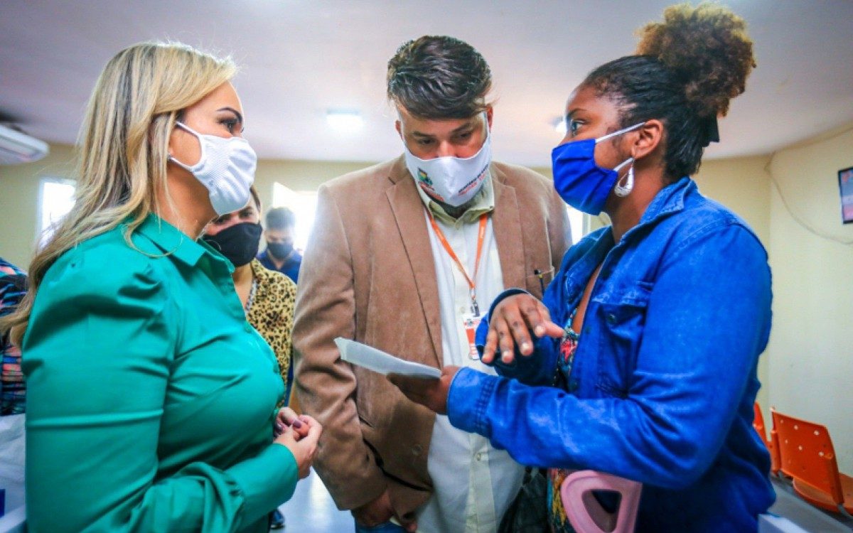 Daniela do Waguinho e o secret&aacute;rio Christian Vieira conversaram com mun&iacute;cipes