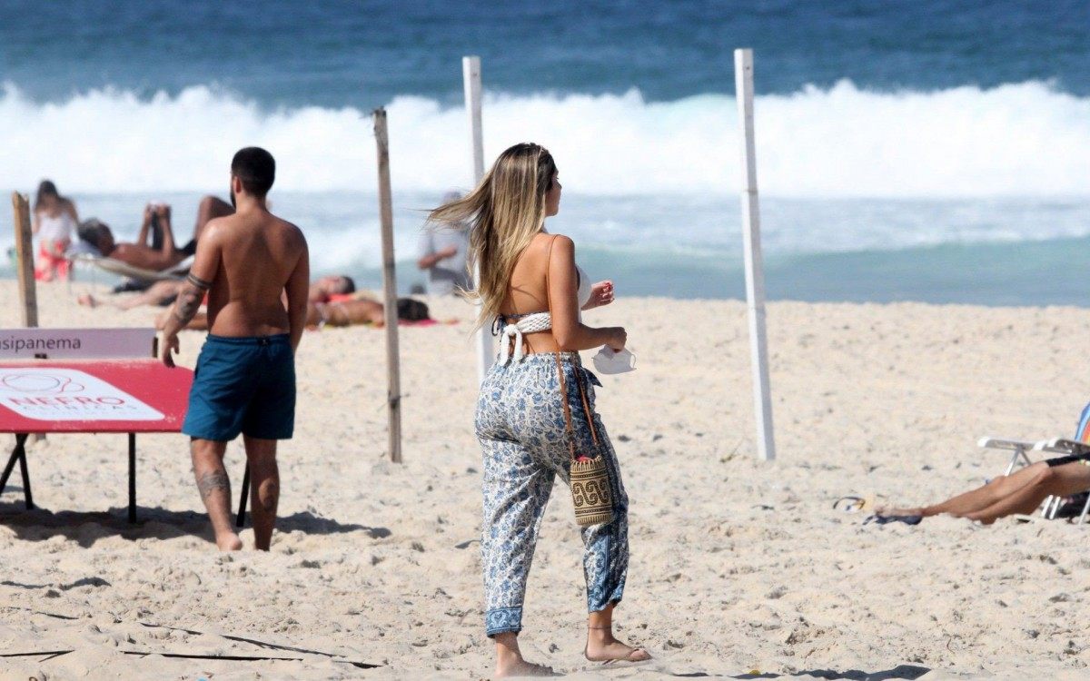 Carol Portaluppi e Renato Ga&uacute;cho curtem dia de praia juntos no Rio