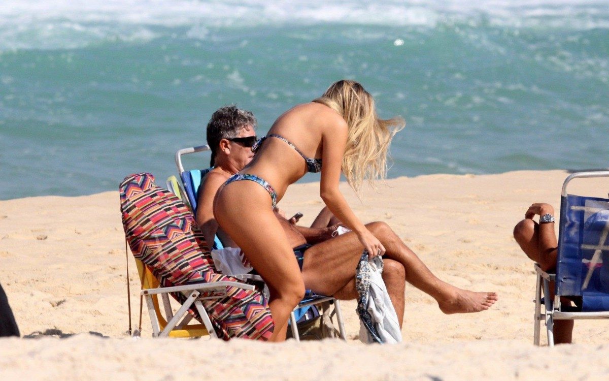 Carol Portaluppi e Renato Ga&uacute;cho curtem dia de praia juntos no Rio